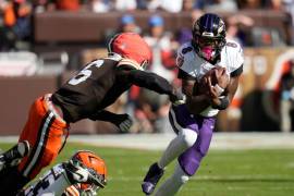 La tarea de la defensa de los Browns de Cleveland es detener a Lamar Jackson, el virtuoso quarterback de los Ravens.