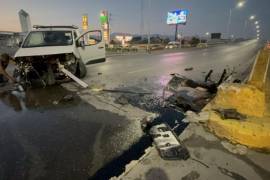 La camioneta se impactó contra la base del puente de Campanares tras perder el control.
