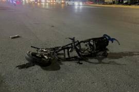 La motocicleta quedó a más de 60 metros del cuerpo tras el accidente en el bulevar Harold R. Pape.