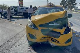 El taxi involucrado en el accidente quedó dañado en la parte frontal tras colisionar con un vehículo particular.