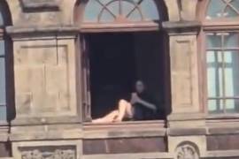 Durante el fin de semana se viralizó en redes sociales el momento en que una persona está tomando el sol desde una ventana de Palacio Nacional en la Ciudad de México.
