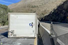 Dos unidades pesadas afectaron la circulación en la carretera 57, afortunadamente sin lesiones graves para los operadores.