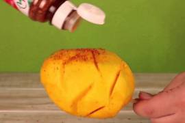 El popular condimento mexicano Tajín podría representar riesgos para la salud debido a su alto contenido de sodio y la presencia de dióxido de silicio. EPC alerta sobre sus efectos y recomienda moderar su consumo.