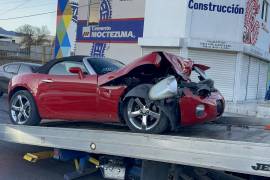 El auto Pontiac Solstice quedó destrozado tras el fuerte impacto contra la camioneta en avenida Central.