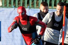 ¿No lo había 'matado' Thanos? ¡Spider-Man se aparece en los entrenamientos del Leicester City!