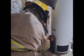 Bomberos inspeccionan instalaciones en viviendas y comercios para garantizar la seguridad de la ciudadanía ante posibles incidentes.
