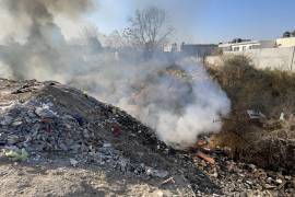 De acuerdo con testimonios en el lugar, un hombre presuntamente quemaba cobre cuando comenzó el fuego en el interior del cauce.