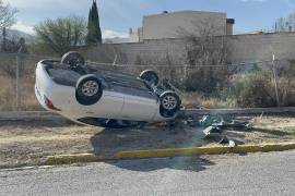 El Nissan Versa quedó volcado tras el accidente en el bulevar Nazario Ortiz Garza.