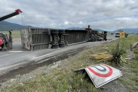 La volcadura de un tractocamión cargado con electrodomésticos provocó una intensa movilización de cuerpos de auxilio sobre la carretera federal 57, en el tramo de Los Chorros, donde la circulación se vio parcialmente afectada.