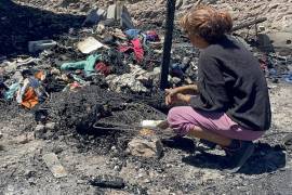 La propietaria del domicilio señaló que el fuego habría sido provocado por dos hombres que acudieron al lugar y posteriormente huyeron.