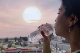 Lo ideal es beber por lo menos dos litros de agua al día, recomienda el Instituto Mexicano del Seguro Social.