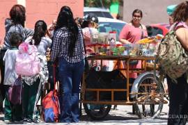Con la prohibición de la venta de comida chatarra dentro de las escuelas, el problema se trasladó al exterior en donde se sigue comercializando.