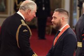 Tom Hardy es condecorado por el príncipe Carlos de Inglaterra por su servicio a la actuación