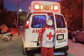 Paramédicos de la Cruz Roja brindaron atención prehospitalaria al adolescente y lo trasladaron a un centro médico.