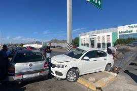 La falta de control al conducir a exceso de velocidad provocó que la conductora chocara contra un señalamiento metálico y un auto compacto estacionado en el bulevar Vito Alessio Robles.