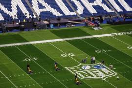 El Real Madrid invirtió más de 2,500 millones de pesos en su sistema retráctil de pasto natural en el Santiago Bernabéu, demostrando que cuando existe voluntad y presupuesto sí es posible priorizar superficies más seguras.