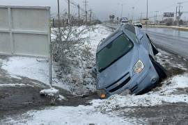 La camioneta Chevrolet Captiva quedó atrapada en el canal pluvial tras derrapar por el pavimento congelado en el bulevar Fundadores.