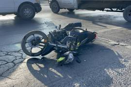 La motocicleta quedó sobre la vialidad, evidenciando el impacto del accidente ocurrido en el cruce del bulevar Vito Alessio Robles y Valle de Saltillo.