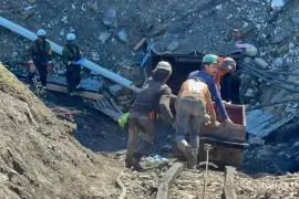 Familiares de los mineros afectados esperan respuestas del Gobierno Federal, mientras enfrentan la difícil situación de atención médica lejana.