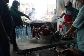 En el lugar se encontraban un grupo de hombres que estaban haciendo una carne asada.