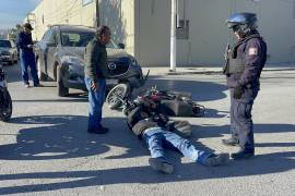 El motociclista terminó sobre el pavimento tras impactar contra la camioneta en Zaragoza y Jesús Valdés Sánchez.