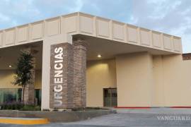 La ambulancia de Caminos y Puentes Federales (CAPUFE) trasladó al adulto mayor al Hospital Christus Muguerza tras el impacto del tráiler.