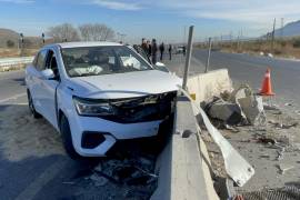 La joven conductora del Chevrolet Aveo fue atendida en el lugar sin sufrir lesiones graves tras el accidente.