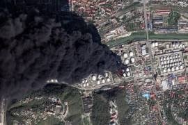 Imagen satelital que muestra humo saliendo de la refinería de petróleo y la terminal en Tuapse, en la región sur de Krasnodar, Rusia, después de que la fuera atacada varias veces por drones ucranianos.