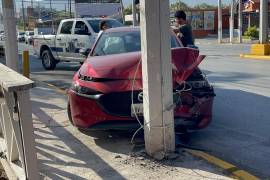 El Mazda terminó contra un poste de concreto después del choque registrado en Pedro Figueroa y La Palmilla.