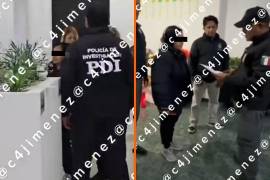 En videos difundidos en redes se observa a agentes de la Policía de Investigación notificando la orden de aprehensión a Gaby “N”
