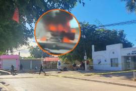 Un ataque directo contra un joven provocó detonaciones, persecuciones y bloqueos en Navolato; una funcionaria resultó herida por una esquirla. Autoridades mantienen operativos en la zona