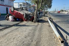 El automóvil se impactó contra un poste y posteriormente terminó volcado sobre el camellón y parte de la vía lateral.