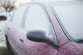 Cuando el invierno llega con fuerza, es común que los vidrios de tu auto amanezcan cubiertos de hielo.