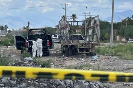 Elementos de la Policía Municipal acordonaron la zona tras el hallazgo de una persona sin vida en un camión abandonado.