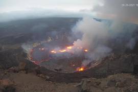 Esta imagen de la cámara web proporcionada por el Servicio Geológico de los Estados Unidos muestra una vista de una erupción que ha comenzado en el cráter Halemaumau en la cima del volcán Kilauea de Hawái. AP/USGS