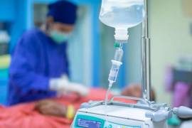 La empresa señalada por familiares de víctimas negó fabricar o distribuir productos bajo la denominación de “suero vitaminado”, mientras la fiscalía mantiene abierta la investigación.