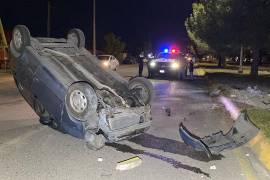El Pontiac Matiz terminó volcado sobre el toldo luego de impactar un registro ubicado en el camellón central.