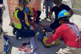 Bomberos y paramédicos brindaron atención al lesionado en el lugar del accidente.