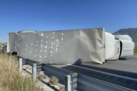 La circulación se vio interrumpida en ambos sentidos mientras se realizaban las maniobras de limpieza y retiro de la carga.