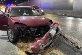 El Chevrolet Malibú quedó detenido en el carril de baja velocidad tras el impacto.