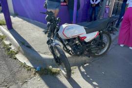 El percance ocurrió en el cruce de la calle 22 y avenida Central, en la colonia Vista Hermosa, donde la motocicleta terminó impactándose contra una camioneta que presuntamente le cerró el paso.