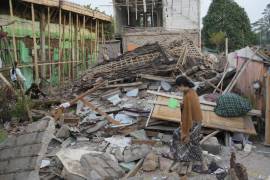 El temblor hizo que la gente huyera aterrorizada a las calles, algunos cubiertos de sangre y escombros, y derribó edificios en la zona rural