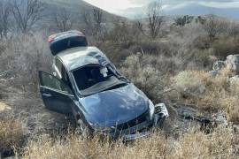 El automóvil Nissan Sentra terminó volcado fuera de la cinta asfáltica tras el accidente registrado en la carretera libre Saltillo–Torreón.