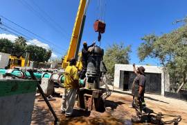 Cuadrillas técnicas del SIMAS Torreón trabajan en la rehabilitación de la bomba.