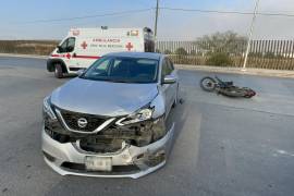 La colisión entre el vehículo y la motocicleta ocurrió en la calle Dámaso Rodríguez, cerca de las instalaciones del DIF.