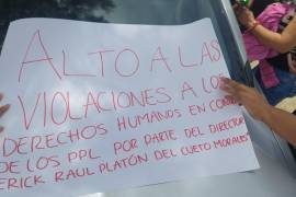 Los manifestantes advirtieron que una mayoría de personas privadas de la libertad podría iniciar una huelga de hambre en protesta por las condiciones al interior del centro penitenciario.