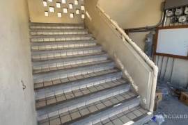 La mujer permaneció varios días hospitalizada tras sufrir una caída en estas escaleras de un bar en Saltillo.