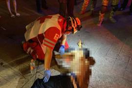 El joven de 18 años fue atendido por socorristas de la Cruz Roja y trasladado primero para su estabilización, para posteriormente ser ingresado al Hospital General debido a la gravedad de las lesiones que presentaba.