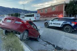 Elementos de Tránsito Municipal arribaron al lugar para asegurar al conductor y a su acompañante, además de tomar conocimiento del percance.