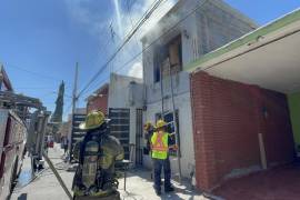 Los bomberos lograron controlar el fuego antes de que se extendiera, permitiendo que la familia y sus mascotas evacuaran sin lesiones.